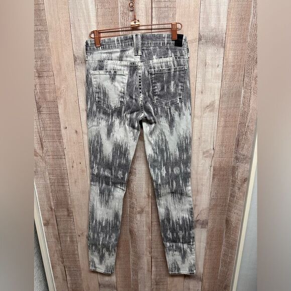 VINCE Dylan Coated beat down brushstroke print gray and white skinny jeans. - Picture 9 of 13